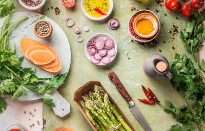Mesa con vegetales frescos Mesa con vegetales frescos