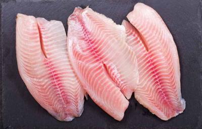 Filetes cortados y preparados para cocinar un pescado Filetes cortados y preparados para cocinar un pescado