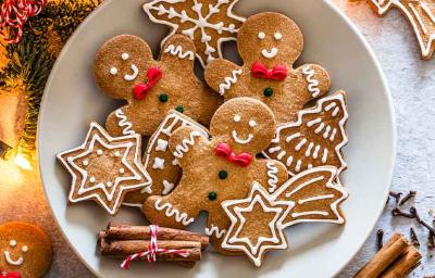 Galletas navideñas en formas de estrellas, árboles y muñecos. Galletas navideñas en formas de estrellas, árboles y muñecos.