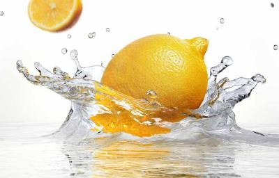 Un tipo de limón amarillo cayendo en el agua. Un tipo de limón amarillo cayendo en el agua.