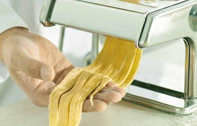 Máquina y masa para hacer pasta casera