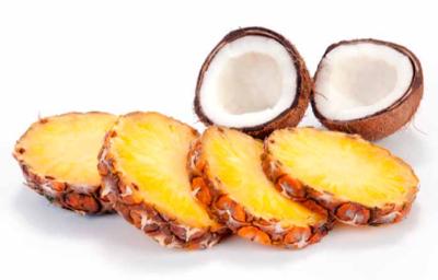 Tajadas de piña y un coco partido por la mitad, dos frutas tropicales. Tajadas de piña y un coco partido por la mitad, dos frutas tropicales.