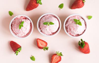Vaso con helado de fresa