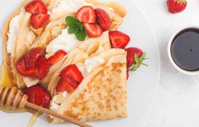 Desayuno crepe con fresas y miel Desayuno crepe con fresas y miel