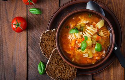 Plato con sopa de verduras