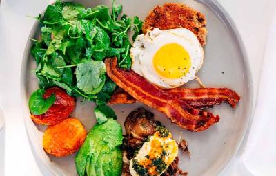 Plato de comida de brunch