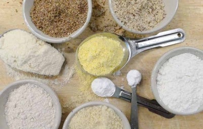 Diferentes tipos de harina, sobre una mesa.