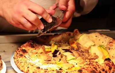 Hay tipos de pizzas que se caracterizan por tener una masa más gruesa. Hay tipos de pizzas que se caracterizan por tener una masa más gruesa.