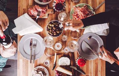 Los jamones y las tapas son típicos de la comida española.