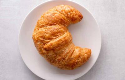 Un croissant clásico, sin relleno. Un croissant clásico, sin relleno.