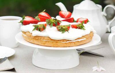 Una torta con glaseado real como cobertura. Una torta con glaseado real como cobertura.