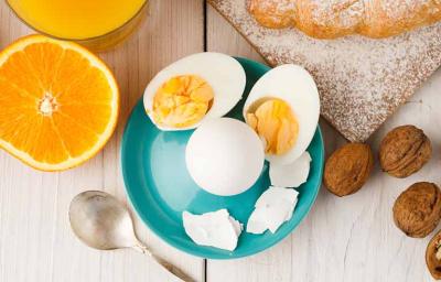 Huevos cocidos, acompañados por jugo de naranja y un croissant. Huevos cocidos, acompañados por jugo de naranja y un croissant.