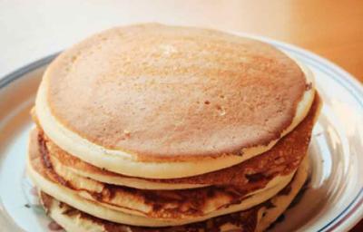 Una pila de pancakes balanceados. Una pila de pancakes balanceados.