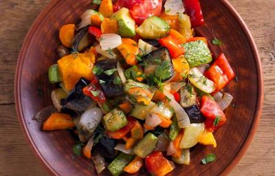 Ratatouille es un plato francés, pero también una película de cocina muy popular. Ratatouille es un plato francés, pero también una película de cocina muy popular.