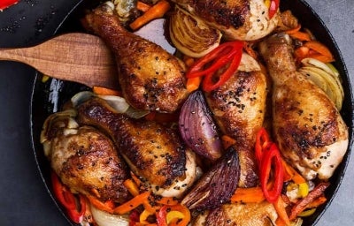 Un pollo agridulce con verduras.