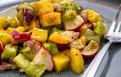 El rábano se usa con frecuencia en las ensaladas.