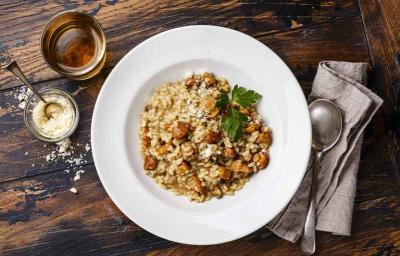 El risotto es una receta con champiñones deliciosa.