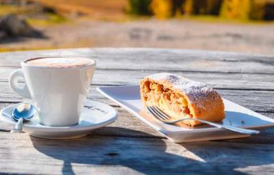 Un strudel de manzana con café.