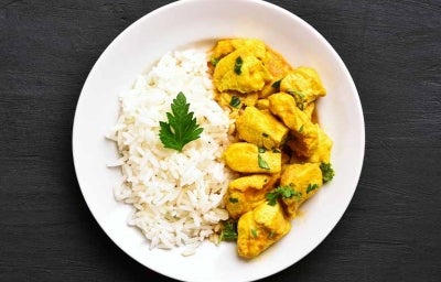 El pollo es una de las carnes que más se usan en los diferentes tipos de curry.