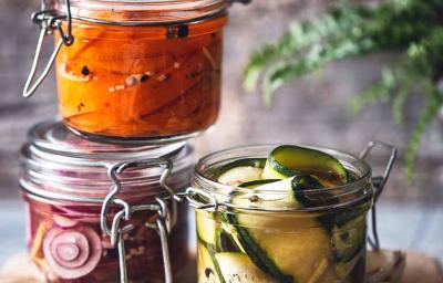 Envases con verduras alimentos fermentados Envases con verduras alimentos fermentados