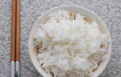 Palitos chinos con bowl de arroz para hacer sushi Palitos chinos con bowl de arroz para hacer sushi