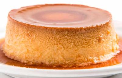 Plato con Flan casero cubierto de caramelo
