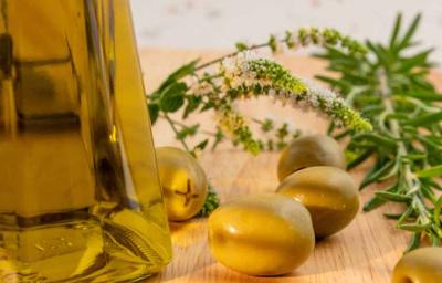 Aceitunas verdes y aceite de oliva 