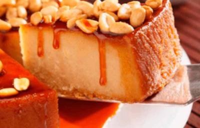 Un juego de texturas con un flan de maní.
