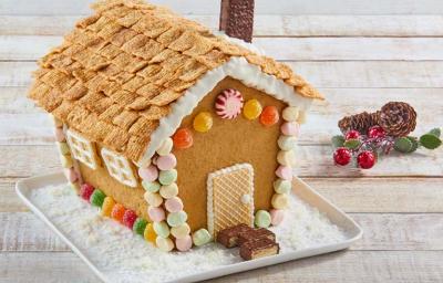 Casita de jengibre decorada diferentes dulces Casita de jengibre decorada diferentes dulces