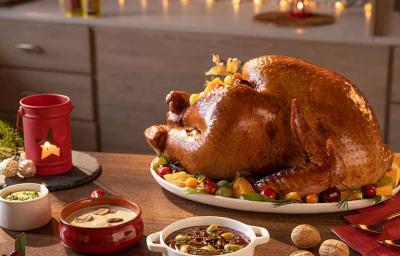 Mesa con pavo y comida típica navideña de la región