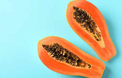 Papaya con semillas en mitades Papaya con semillas en mitades
