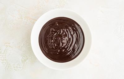 Chocolate derretido al baño María.