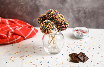 Cake pops de chocolate y chispas de colores