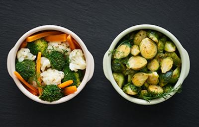 Zanahoria, brócoli y otras verduras que se suelen cocinar al vapor, servidas en dos tazas Zanahoria, brócoli y otras verduras que se suelen cocinar al vapor, servidas en dos tazas