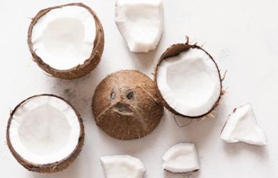 El coco tiene la pulpa blanca y agua en su interior