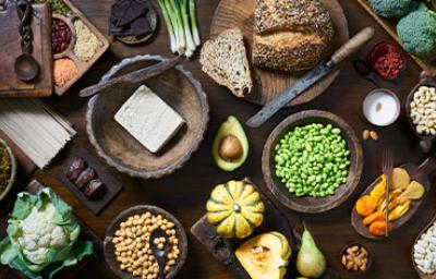Tofu, granos, semillas y verduras servidas en una mesa, comidas veganas que se suelen usar Tofu, granos, semillas y verduras servidas en una mesa, comidas veganas que se suelen usar