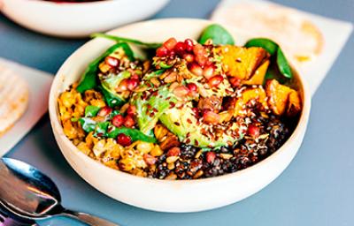 Granos, semillas, frutas y verduras en un plato de comida vegetariana. Granos, semillas, frutas y verduras en un plato de comida vegetariana.