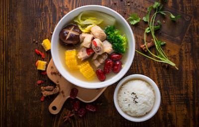 El caldo y el consomé de pollo son similares, pero el segundo no lleva verduras durante la cocción El caldo y el consomé de pollo son similares, pero el segundo no lleva verduras durante la cocción