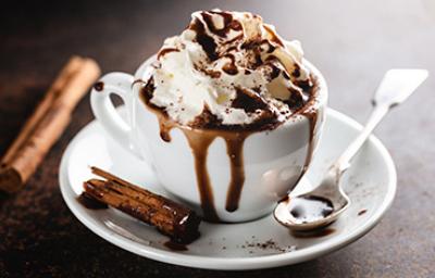 La crema batida es todo un clásico con bebidas con café y chocolate La crema batida es todo un clásico con bebidas con café y chocolate