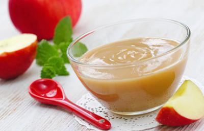 Cuchara y compota de frutas sabor a manzana