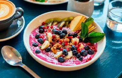 Desayuno con bowl de frutas con açaí 