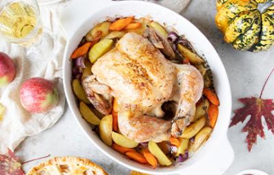 Un pollo relleno, cocinado al horno después de deshuesar Un pollo relleno, cocinado al horno después de deshuesar