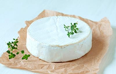 Empaque y bloque de queso vegano con tomillo Empaque y bloque de queso vegano con tomillo
