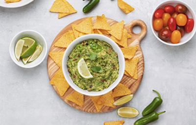 Entrante con ingredientes para hacer guacamole Entrante con ingredientes para hacer guacamole