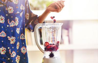 Los smoothies se pueden preparar en una licuadora portátil o tradicional