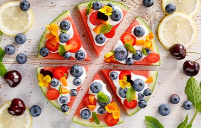 Pizza de frutas con arándanos, también conocidos como moras azules, y sandía