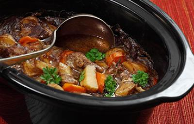 Estofado de carne y verduras siendo preparado en una olla de cocción lenta