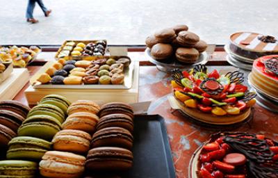 Macarrones, corazones y otros postres de la pastelería francesa Macarrones, corazones y otros postres de la pastelería francesa