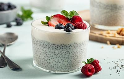 Pudín de chía y frutos rojos opción de postres balanceados 