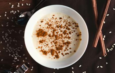 Una receta de arroz con leche tradicional, con canela espolvoreada